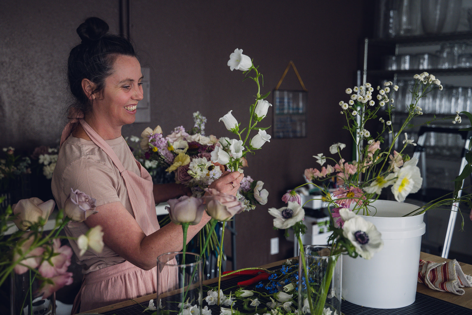 estes park colorado wedding florist creating a pastel bridal bouquet